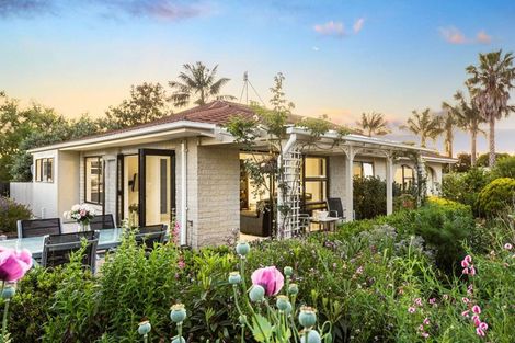 Photo of property in 2 Edgewater Grove, Orewa, 0931