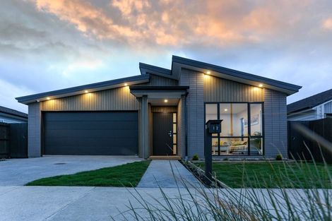 Photo of property in 12 Tarras Road, Kumeu, 0810
