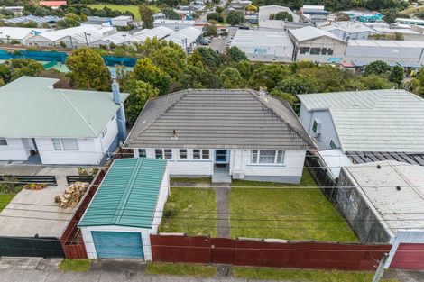 Photo of property in 12 Taylor Terrace, Tawa, Wellington, 5028