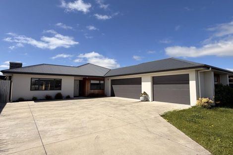 Photo of property in 34 Atlantic Drive, Fitzherbert, Palmerston North, 4410