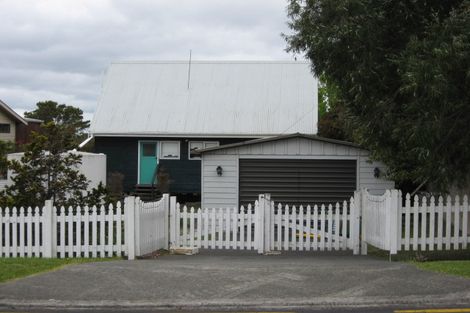 Photo of property in 1396 Whangaparaoa Road, Army Bay, Whangaparaoa, 0930