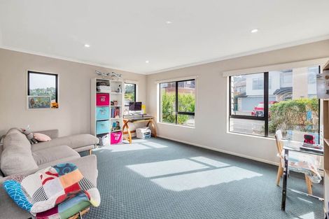 Photo of property in 43 South Kensington Way, Henderson, Auckland, 0612