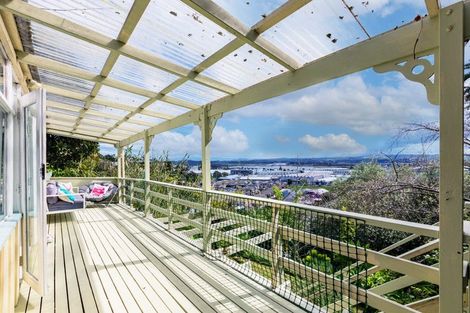Photo of property in 3 Denholm Road, Hospital Hill, Napier, 4110