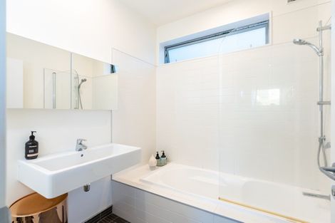 Photo of property in 28 Tiketike Way, Brooklyn, Wellington, 6021