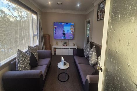 Photo of property in 11 Miles Crescent, Newlands, Wellington, 6037