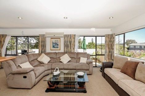 Photo of property in 2 Cyclarama Crescent, Massey, Auckland, 0614