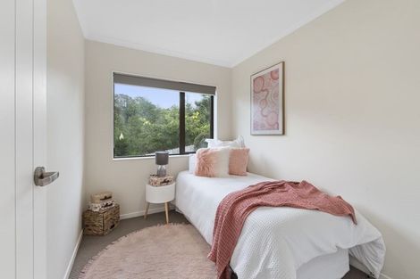 Photo of property in 72 Lake Panorama Drive, Henderson Valley, Auckland, 0612