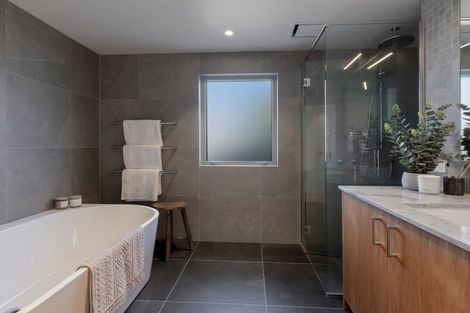 Photo of property in 5 Cedar Drive, Kelvin Heights, Queenstown, 9300