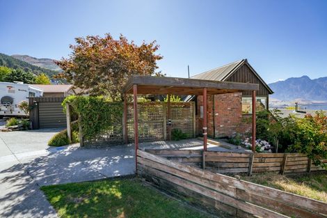 Photo of property in 7 Wynyard Crescent, Fernhill, Queenstown, 9300