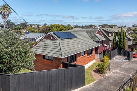 Photo of property in 1/870 Beach Road, Waiake, Auckland, 0630