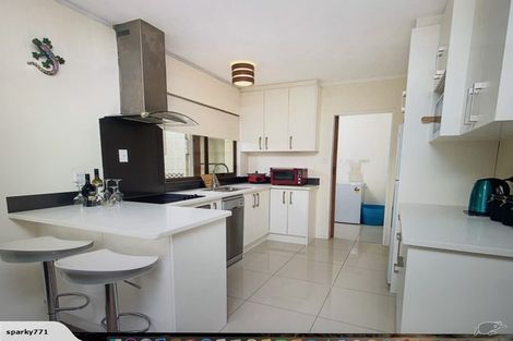 Photo of property in 2/146 Queen Street, Pukekohe, 2120