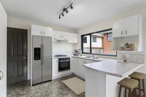 Photo of property in 120 Gossamer Drive, Pakuranga Heights, Auckland, 2010