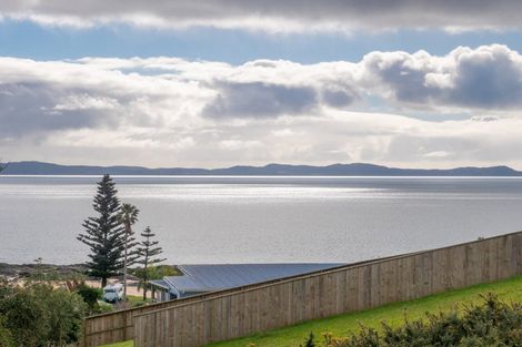 Photo of property in 2 Dudley Crescent, Cable Bay, 0420