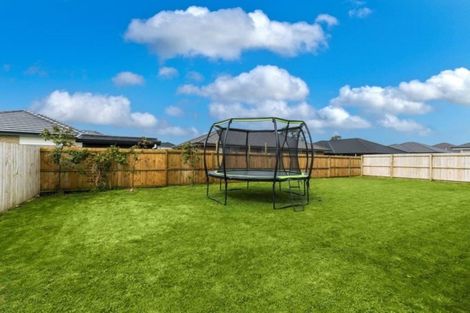 Photo of property in 5 Aporo Drive, Kumeu, 0810