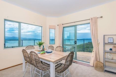 Photo of property in 22 Bennett Grove, Newlands, Wellington, 6037