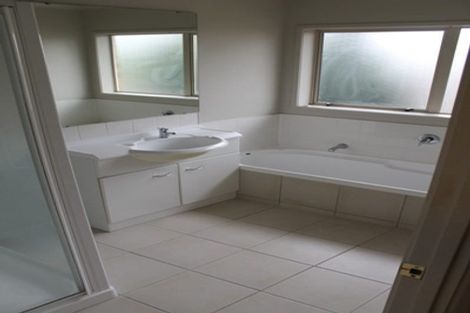 Photo of property in 14 Fitchburg Place, Mangere, Auckland, 2022