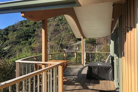 Photo of property in 21 Amelia Crescent, Waikawa, Picton, 7220