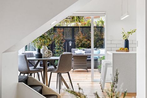 Photo of property in 2/7 Seine Road, Forrest Hill, Auckland, 0620