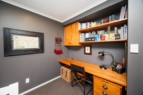 Photo of property in 8 Earl Place, Hokowhitu, Palmerston North, 4410