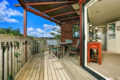 Photo of property in 2/10 Kiteroa Terrace, Rothesay Bay, Auckland, 0630