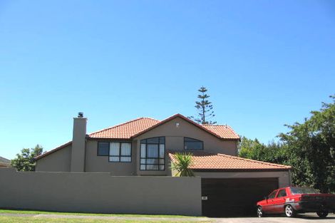 Photo of property in 2/9 Dallinghoe Crescent, Milford, Auckland, 0620