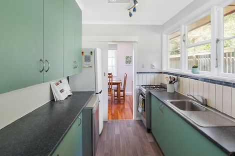 Photo of property in 102 Ruskin Road, Newlands, Wellington, 6037