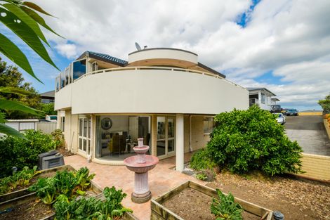 Photo of property in 1/213 Te Atatu Road, Te Atatu South, Auckland, 0610