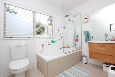 Photo of property in 25 Esther Place, Red Beach, 0932