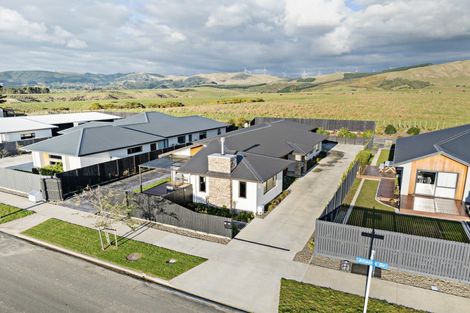 Photo of property in 32 Atlantic Drive, Fitzherbert, Palmerston North, 4410