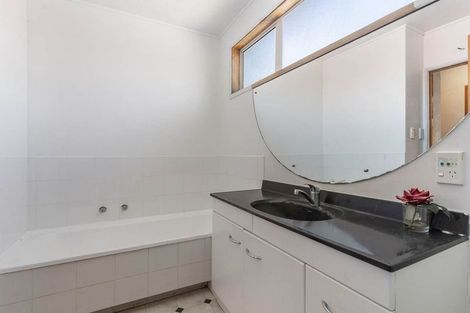 Photo of property in 15 Pooley Street, Pakuranga Heights, Auckland, 2010