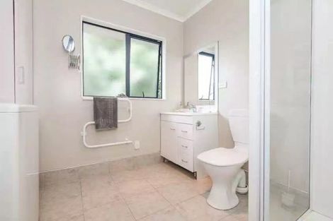 Photo of property in 1 Rixon Place, Te Atatu Peninsula, Auckland, 0610