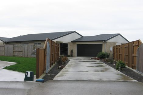 Photo of property in 32 Daniel Place, Kelvin Grove, Palmerston North, 4414