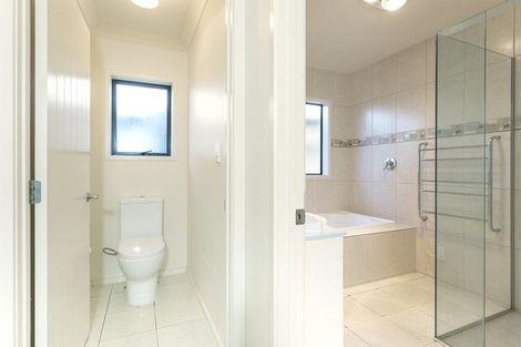 Photo of property in 4 Cliff View Drive, Green Bay, Auckland, 0604