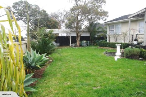 Photo of property in 2 Taupo Street, Green Bay, Auckland, 0604