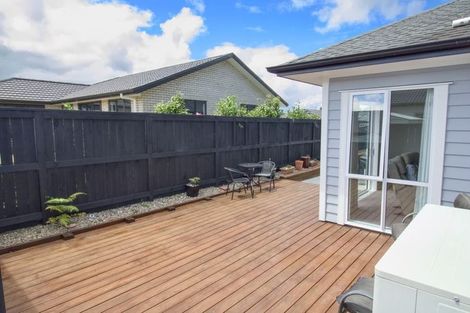 Photo of property in 17 Walter Ruddock Avenue, Kumeu, 0810