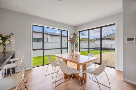 Photo of property in 14 Madden Avenue, Kumeu, 0810