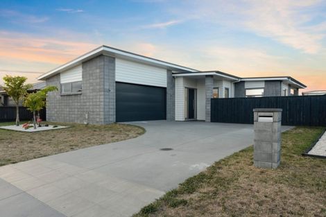 Photo of property in 18 Oka Street, Papamoa Beach, Papamoa, 3118