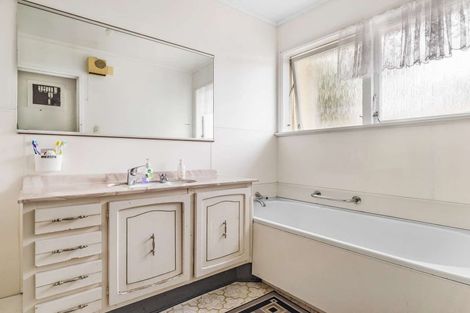 Photo of property in 1/5 Grove Road, Papakura, 2110