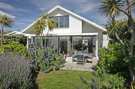 Photo of property in 9 Marine Parade, Seatoun, Wellington, 6022