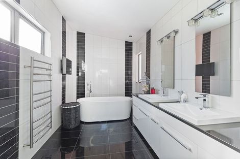 Photo of property in 56 Tamworth Crescent, Newlands, Wellington, 6037