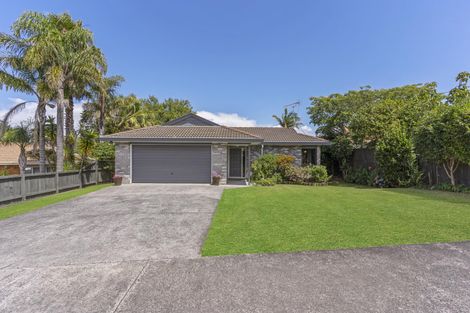 Photo of property in 15 Pinewood Grove, Botany Downs, Auckland, 2010