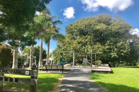 Photo of property in 10 Oakpark Place, West Harbour, Auckland, 0618