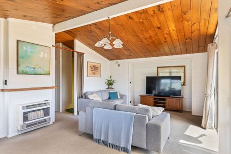 Photo of property in 13 Lindaver Grove, Merrilands, New Plymouth, 4312