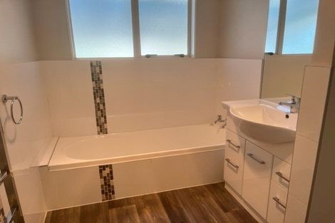 Photo of property in 109a Gossamer Drive, Pakuranga Heights, Auckland, 2010