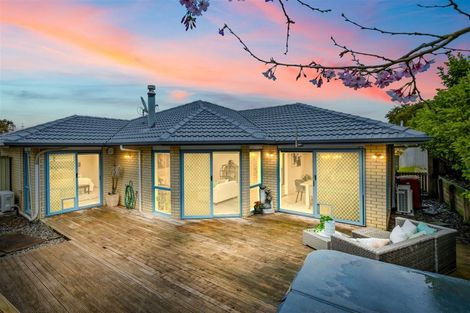 Photo of property in 14 Ginders Drive, Massey, Auckland, 0614