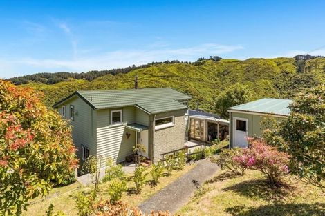 Photo of property in 37 Titiro Moana Road, Korokoro, Lower Hutt, 5012