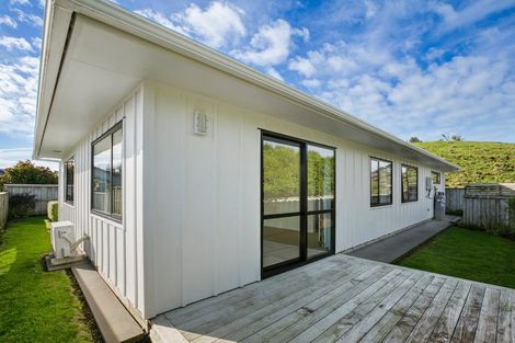 Photo of property in 11 Heta Road, Highlands Park, New Plymouth, 4312
