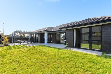 Photo of property in 16 Drabble Crescent, Papamoa Beach, Papamoa, 3118