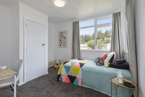 Photo of property in 35 Hanson Grove, Stokes Valley, Lower Hutt, 5019