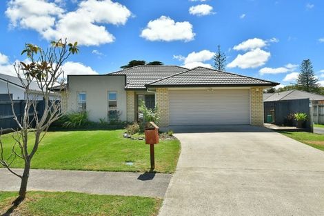 Photo of property in 16 Aitkenhead Court, Parakai, 0830